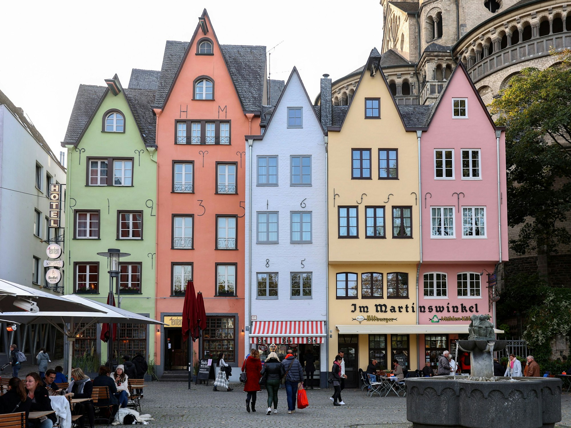 Blick auf die bunten Kölner Häuser am Fischmarkt, um die eine Diskussion tobt.