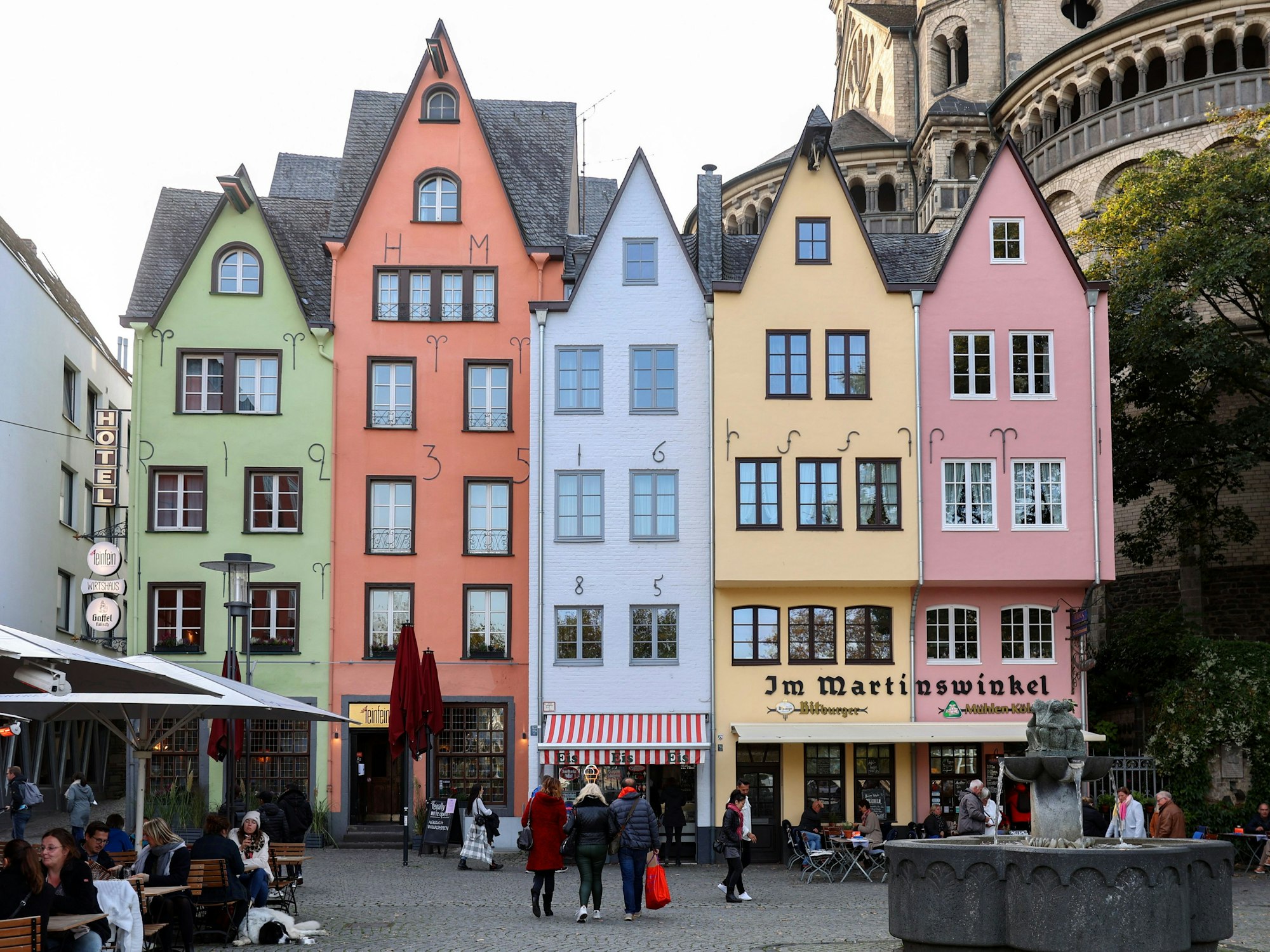 Die Kölner Giebelhäuschen am Fischmarkt vor dem Teilabriss im Jahr 2021.