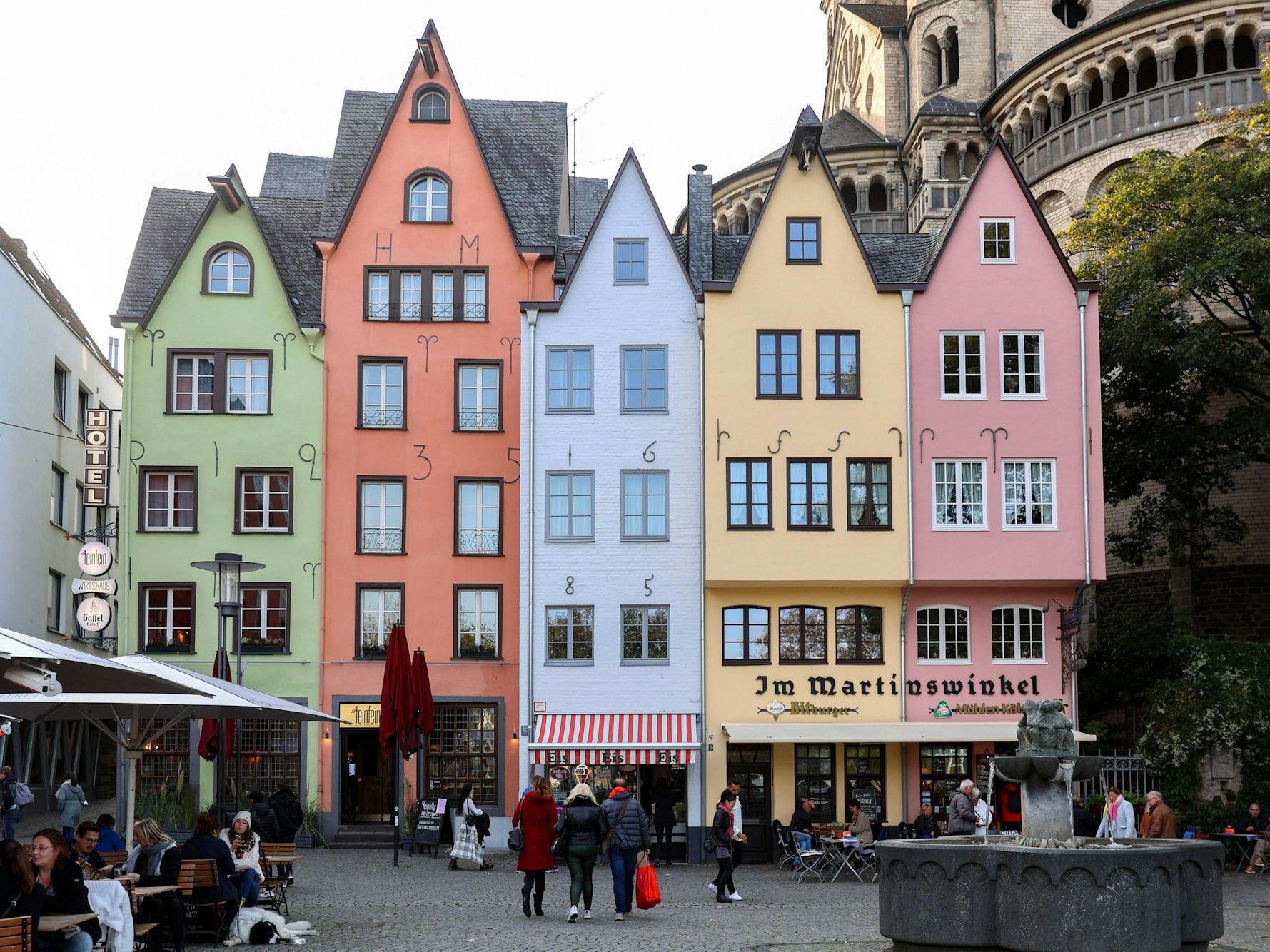 Die Giebelhäuschen in Köln. Fünf nebeneinander in fünf unterschiedlichen Farben.
