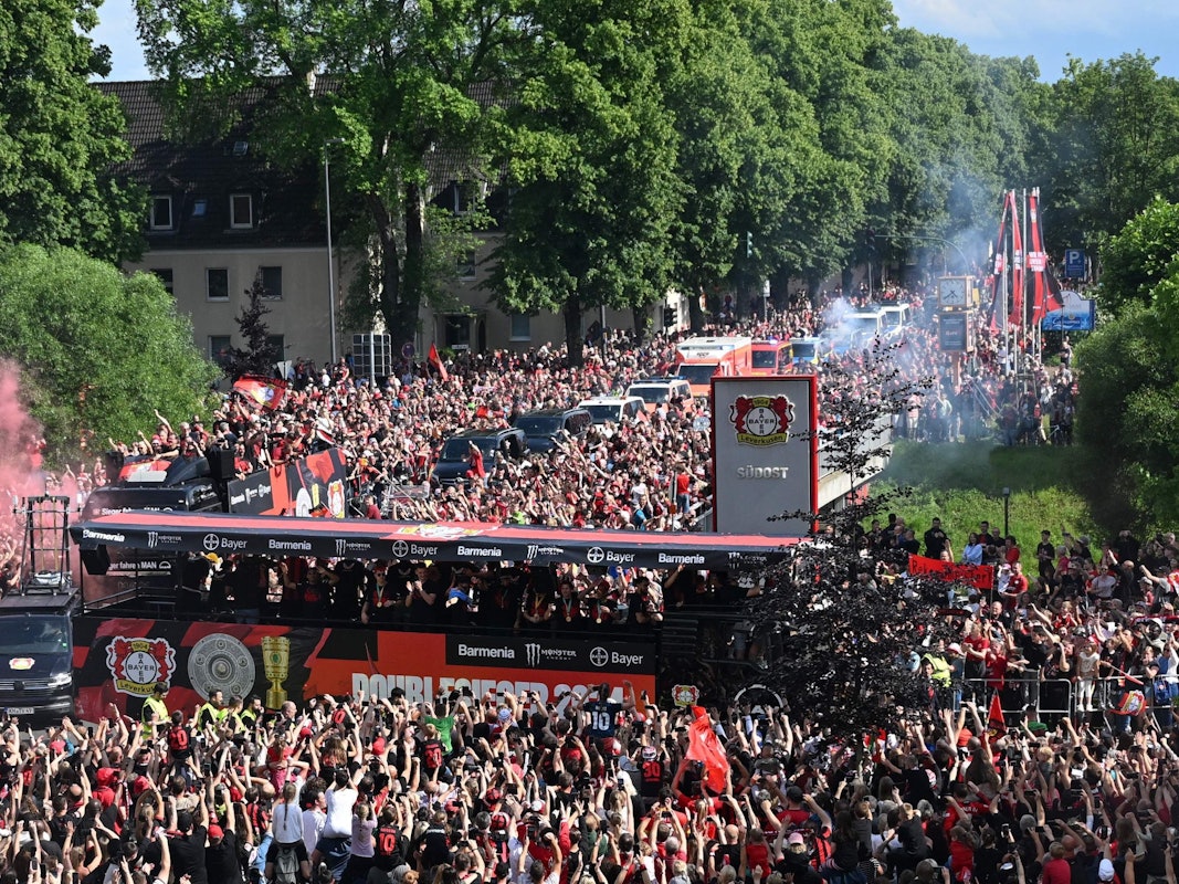 Bayer Leverkusen feierte am Sonntag (26. Mai 2024) den Gewinn des Doubles zusammen mit den Fans.
