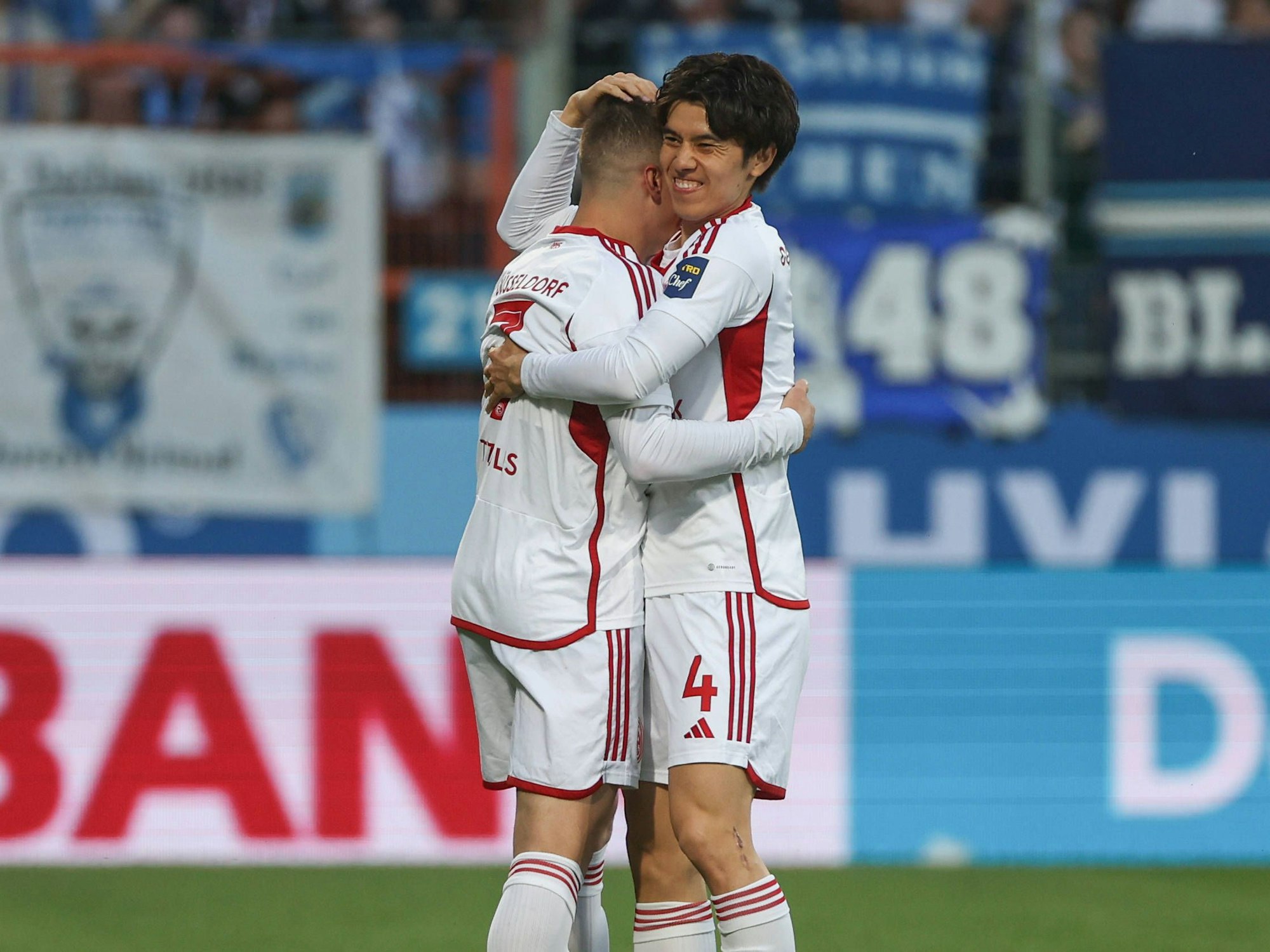 Christos Tzolis und Ao Tanaka liegen sich in den Armen.