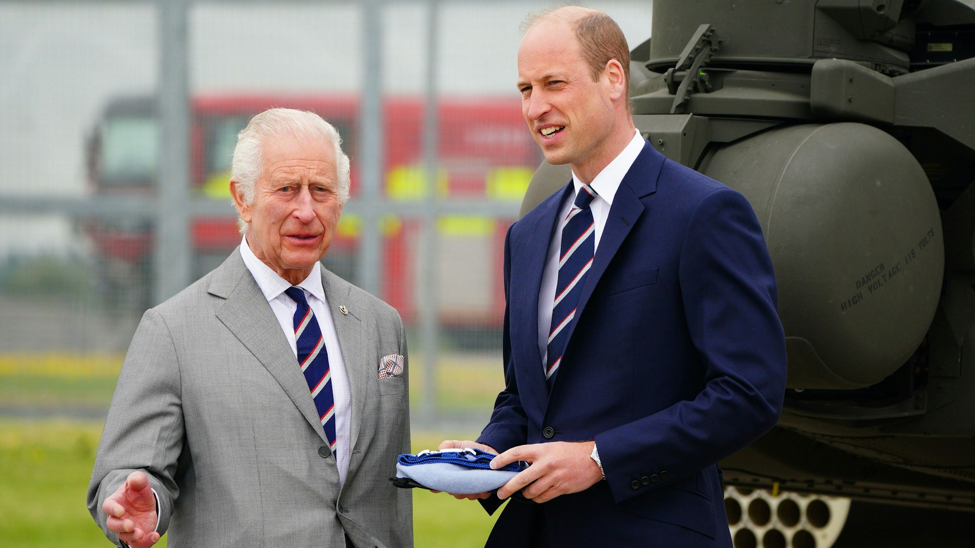 König Charles III. und Prinz William im Gespräch.