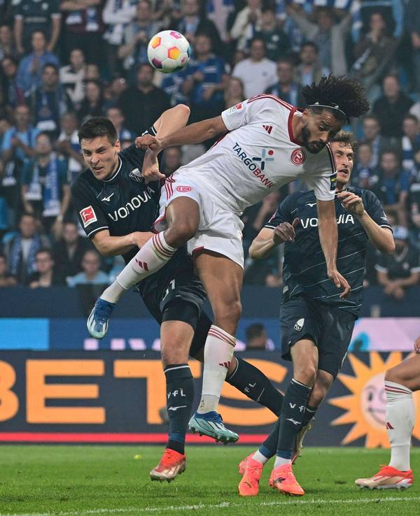 Emmanuel Iyoha im Zweikampf mit Bochums Kevin Schlotterbeck.