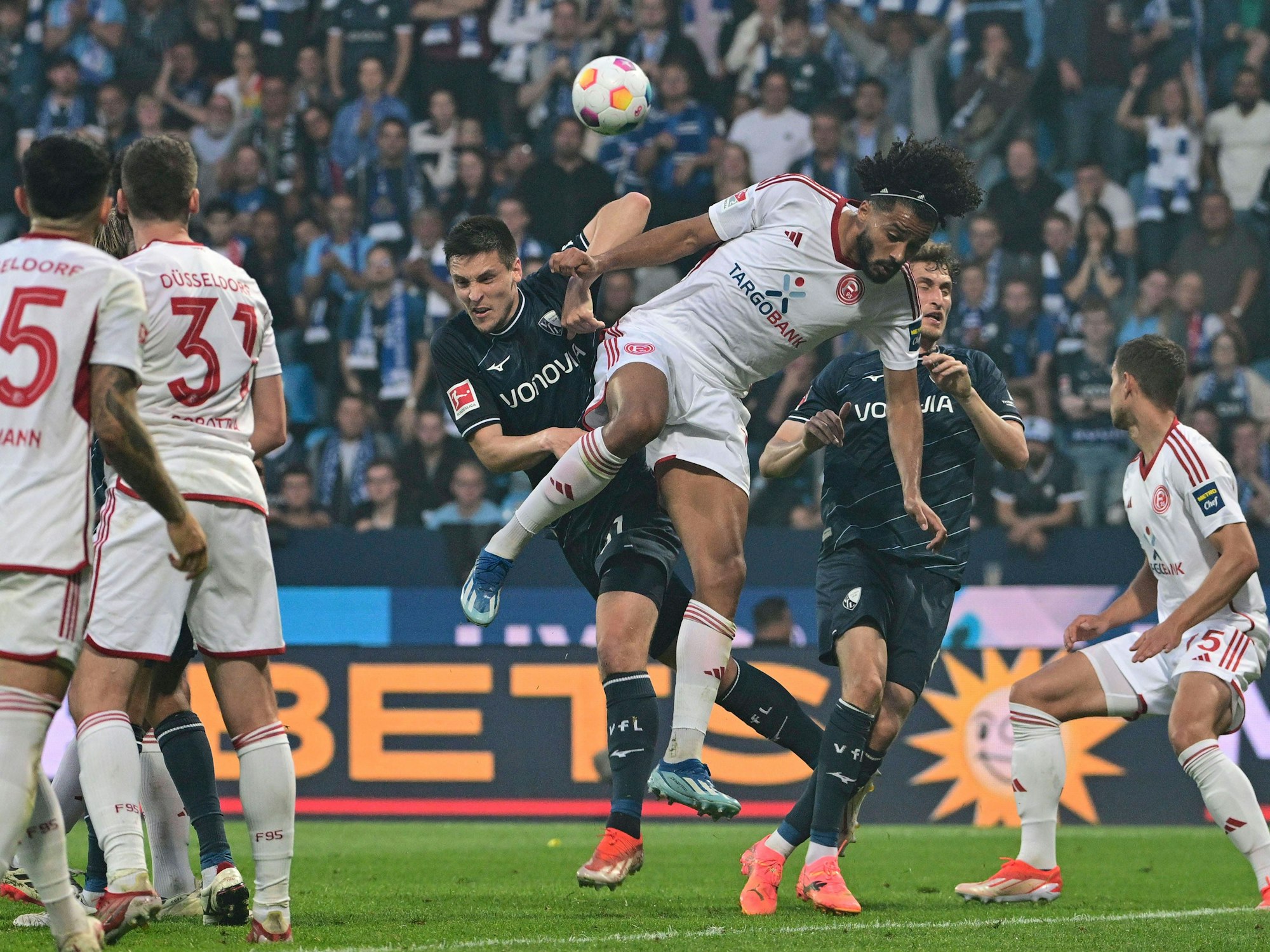 Emmanuel Iyoha im Zweikampf mit Bochums Kevin Schlotterbeck.