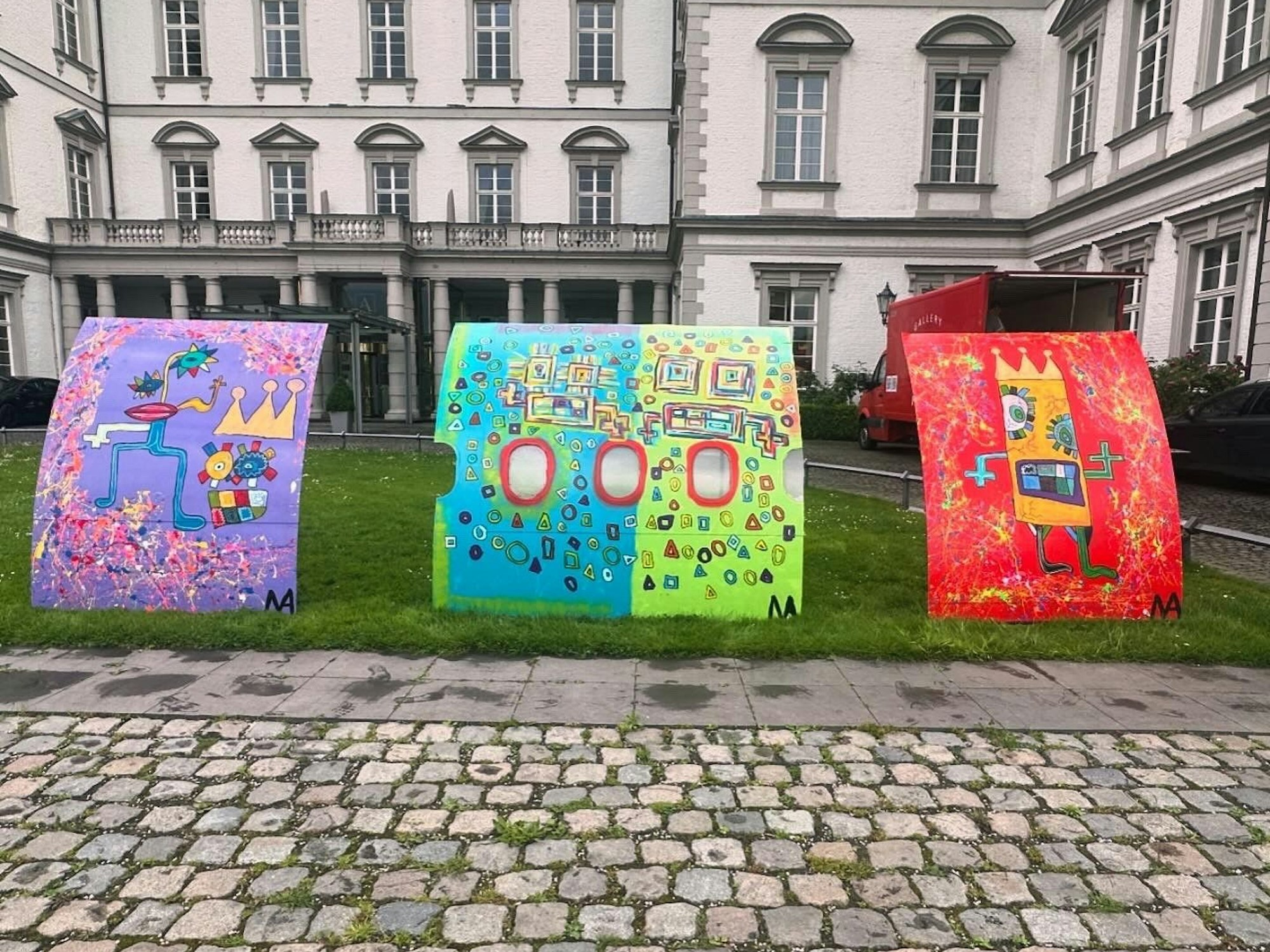 Kunstwerke aus alten Airbus-Teilen stehen im Hof von Schloss Bensberg.