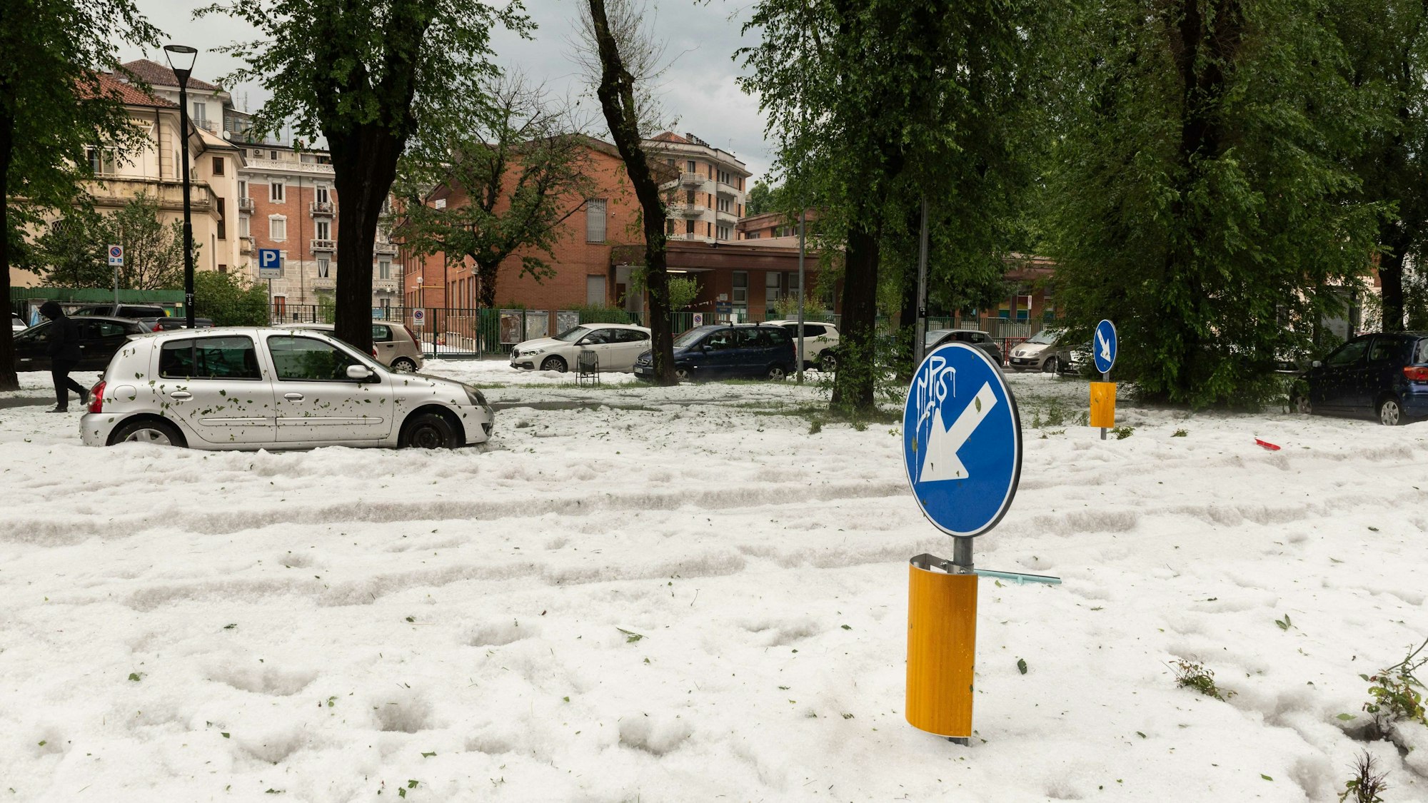 Blick auf eine Straße nach dem massiven Hagelsturm in Turin.
