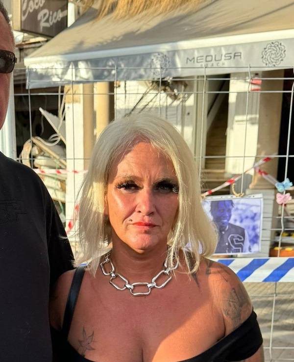 Andreas und Caro Robens nahmen an der Gedenkminute vor dem Medusa Beach Club teil. Die beiden trauern um einen Freund, der beim Einsturz des Clubs ums Leben gekommen ist.