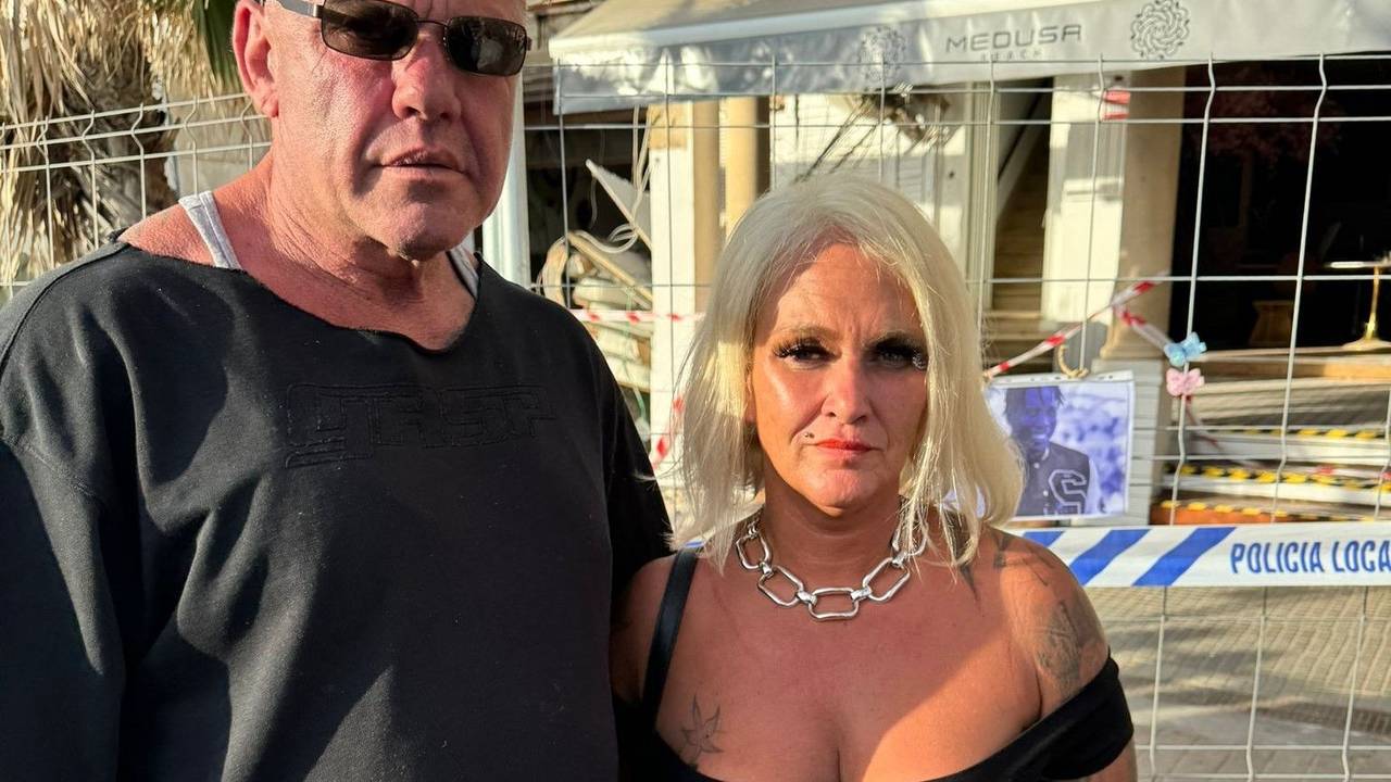 Andreas und Caro Robens nahmen an der Gedenkminute vor dem Medusa Beach Club teil. Die beiden trauern um einen Freund, der beim Einsturz des Clubs ums Leben gekommen ist.