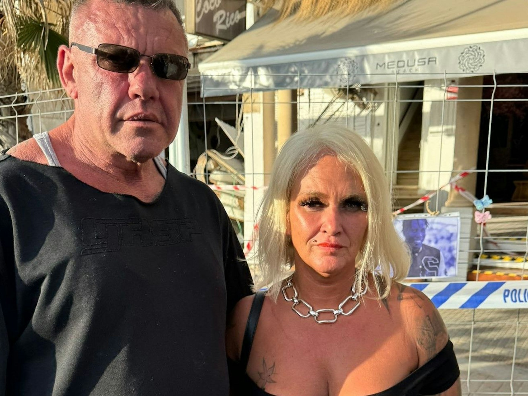 Andreas und Caro Robens nahmen an der Gedenkminute vor dem Medusa Beach Club teil. Die beiden trauern um einen Freund, der beim Einsturz des Clubs ums Leben gekommen ist.