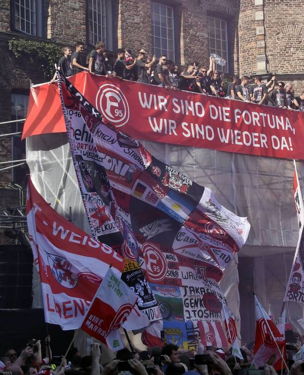 Fortuna Düsseldorf feiert auf dem Rathaus-Balkon die Meisterschaft 2018.