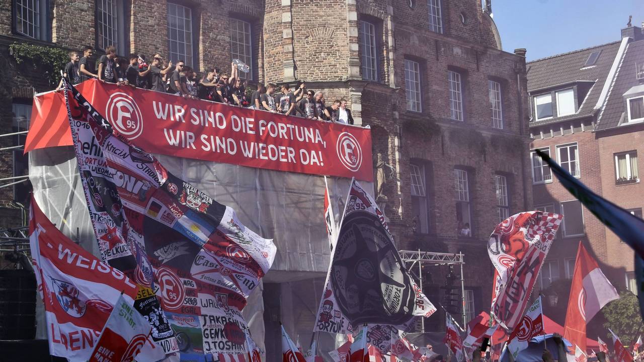 Fortuna Düsseldorf feiert auf dem Rathaus-Balkon die Meisterschaft 2018.