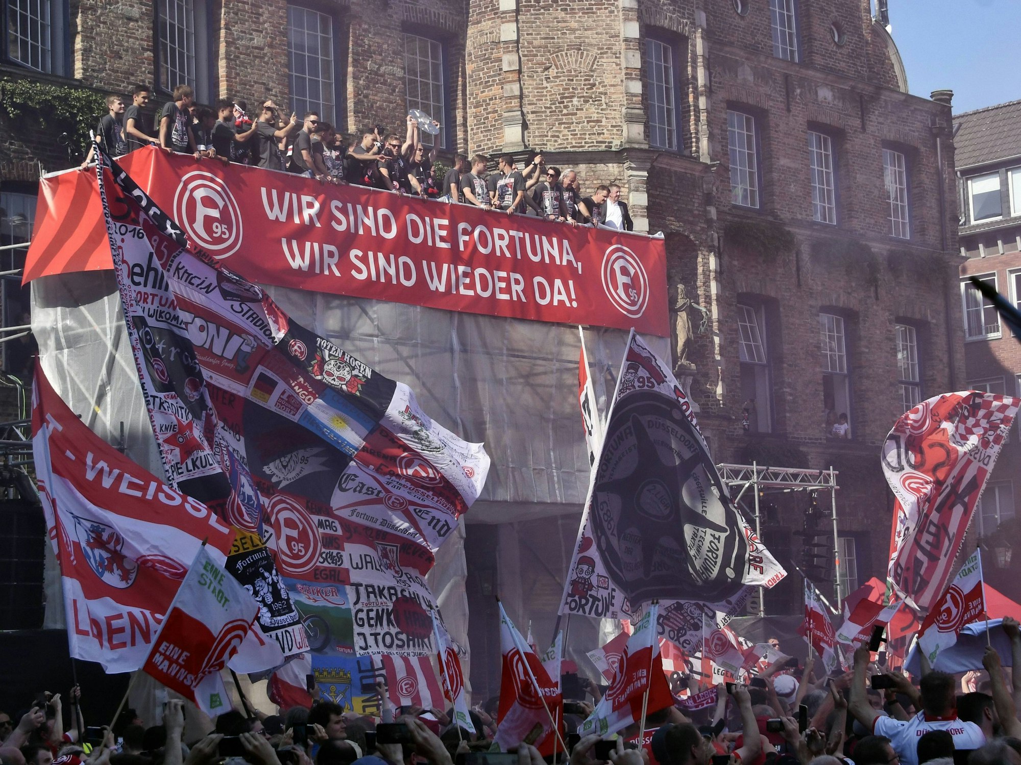 Fortuna Düsseldorf feiert auf dem Rathaus-Balkon die Meisterschaft 2018.