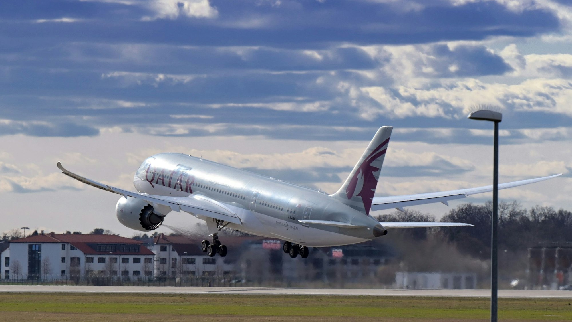 Ein Flugzeug der Fluggesellschaft Qatar Airways startet von der Startbahn.