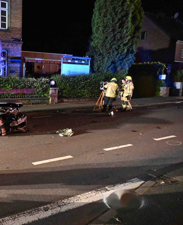 Bild eines zerstörten Autos nach einem Unfall.