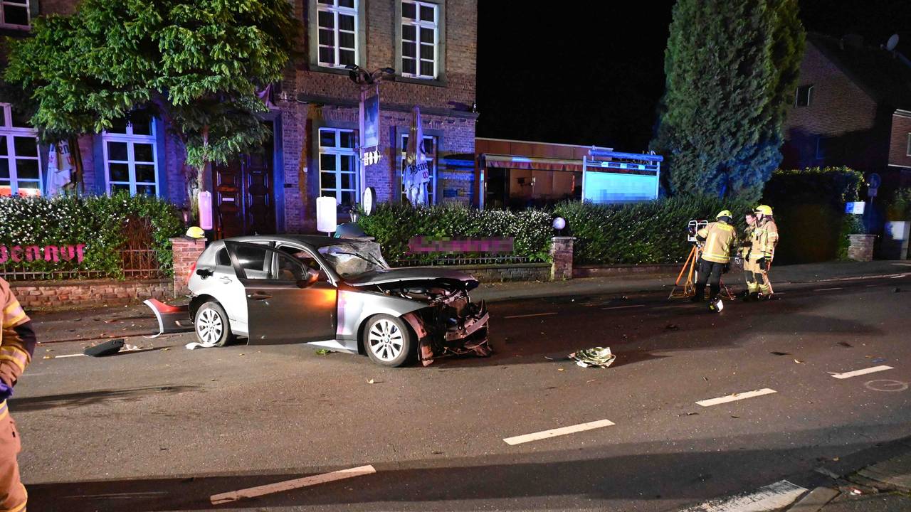 Bild eines zerstörten Autos nach einem Unfall.