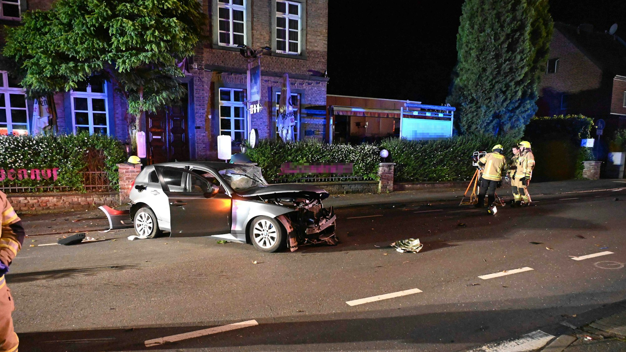 Bild eines zerstörten Autos nach einem Unfall.