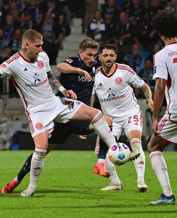 Von l. nach r. Jordy de Wijs, Patrick Osterhage, Matthias Zimmermann und Emmanuel Iyoha kämpfen um den Ball.