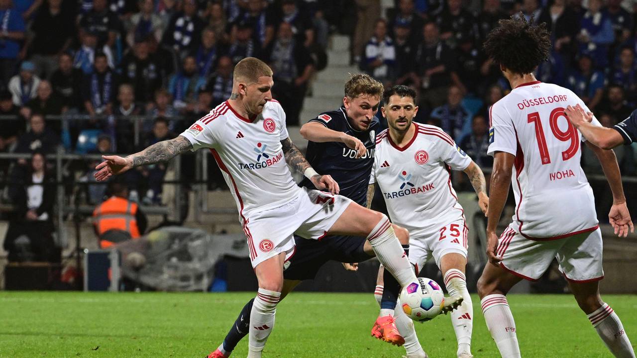 Von l. nach r. Jordy de Wijs, Patrick Osterhage, Matthias Zimmermann und Emmanuel Iyoha kämpfen um den Ball.