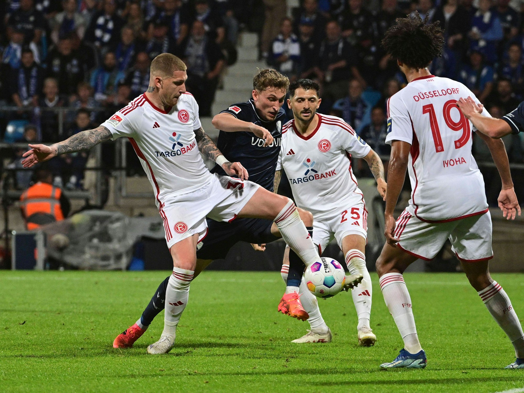 Von l. nach r. Jordy de Wijs, Patrick Osterhage, Matthias Zimmermann und Emmanuel Iyoha kämpfen um den Ball.