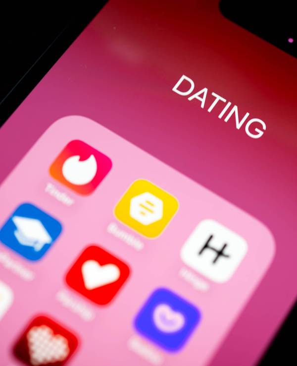 Dating-Apps sind auf dem Display eines Smartphones zu sehen.