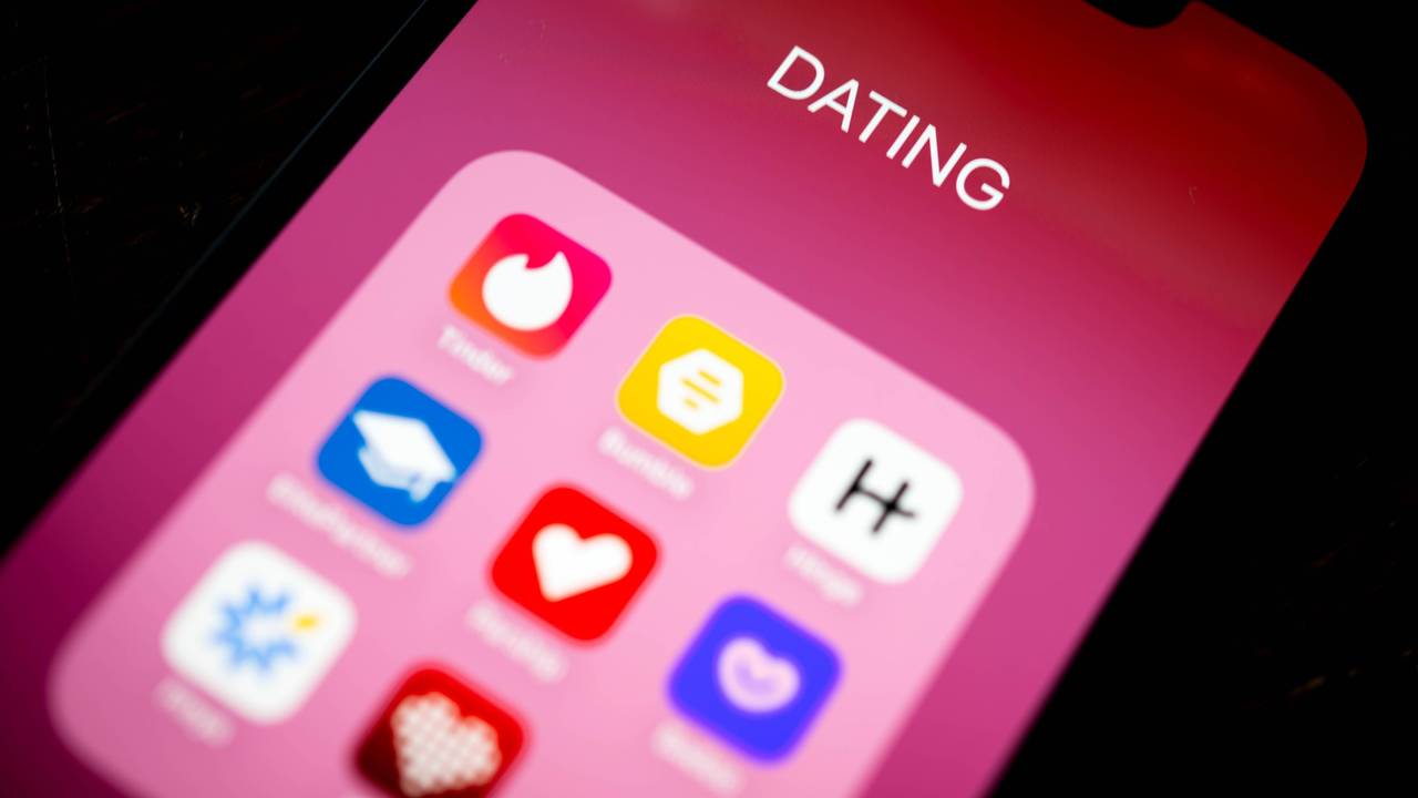 Dating-Apps sind auf dem Display eines Smartphones zu sehen.