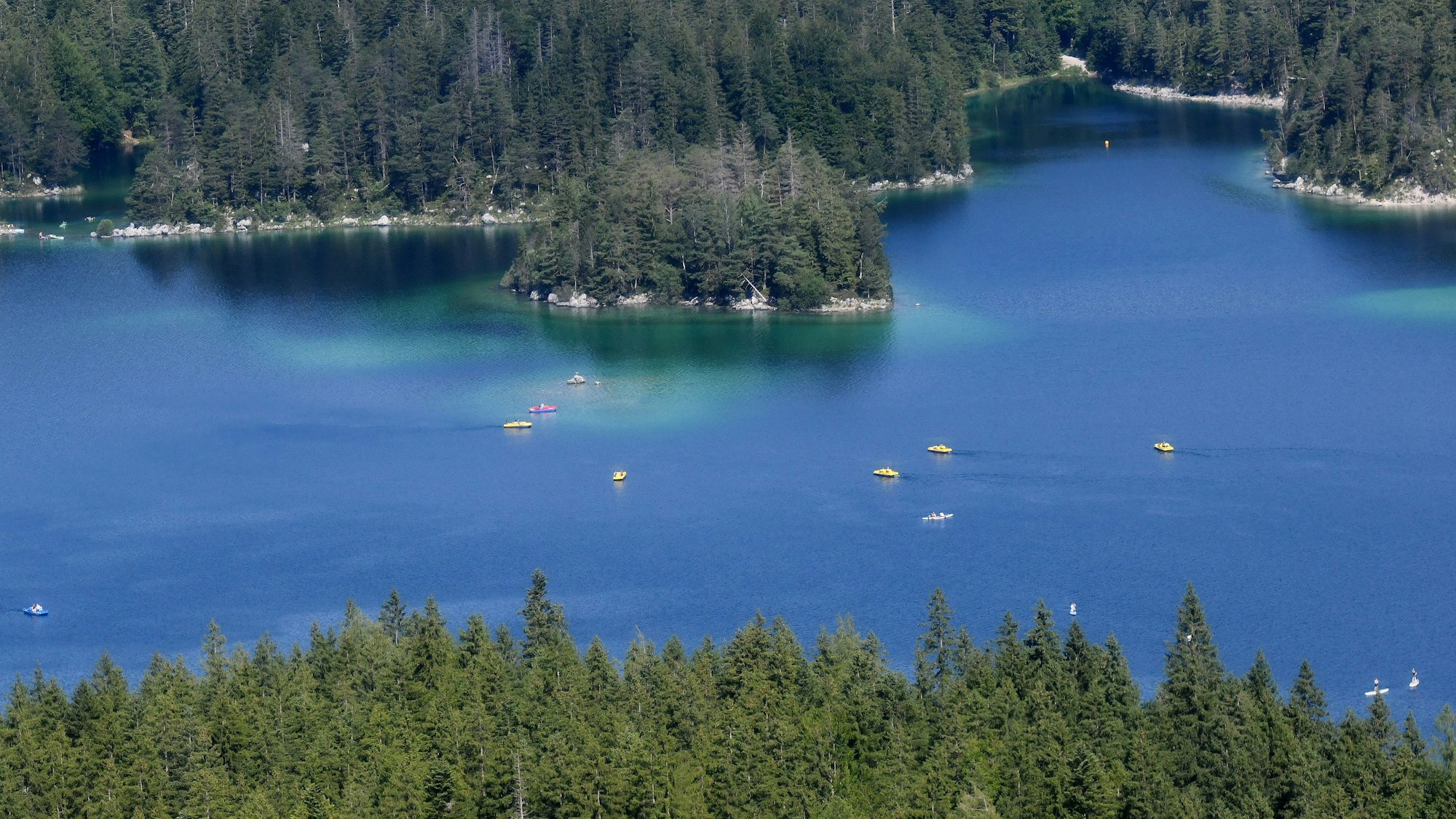 Einige Boote sind auf dem Eibsee unterwegs.