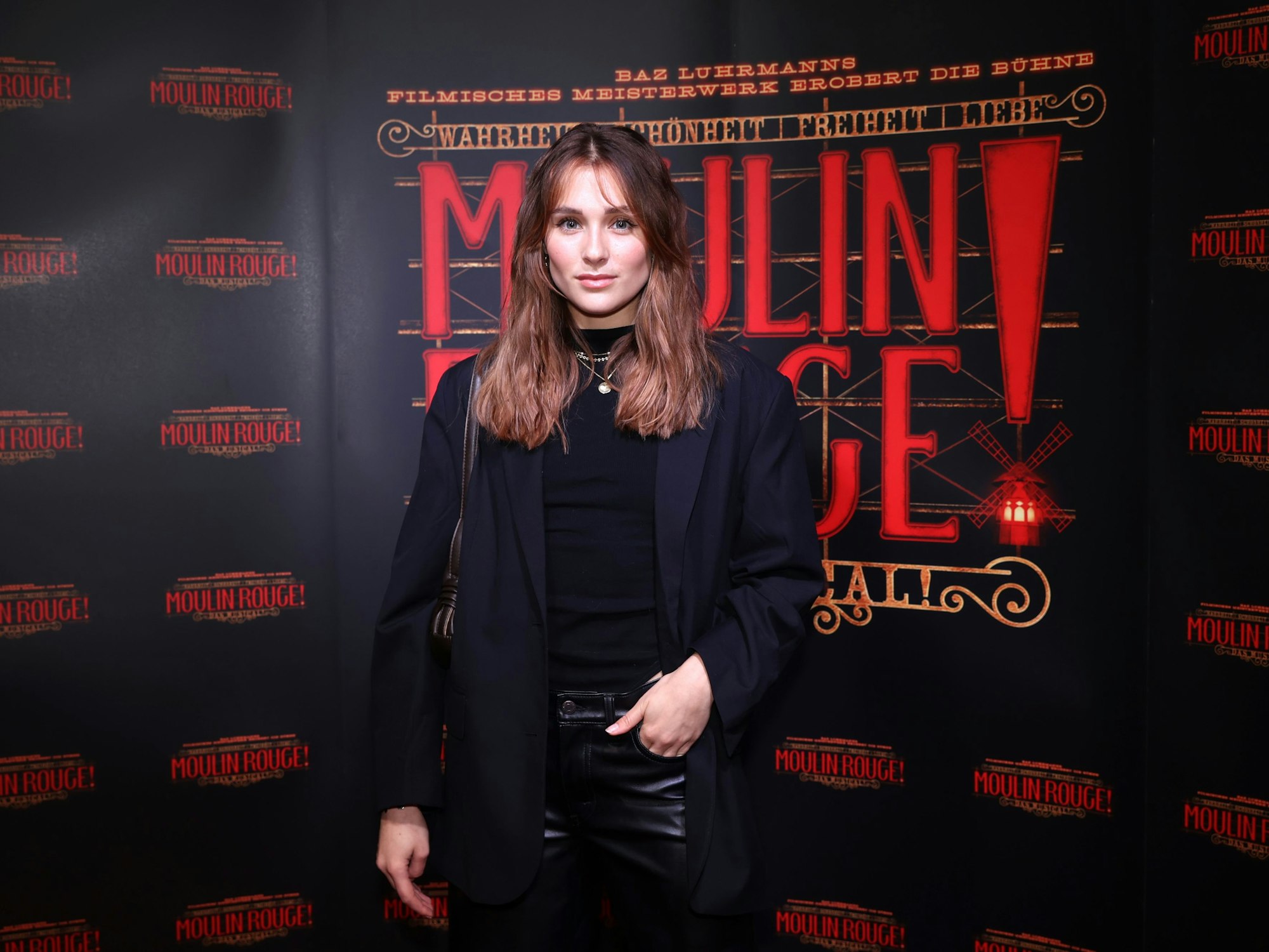 Greta Engelfried auf dem roten Teppich des Musicals Moulin Rouge.