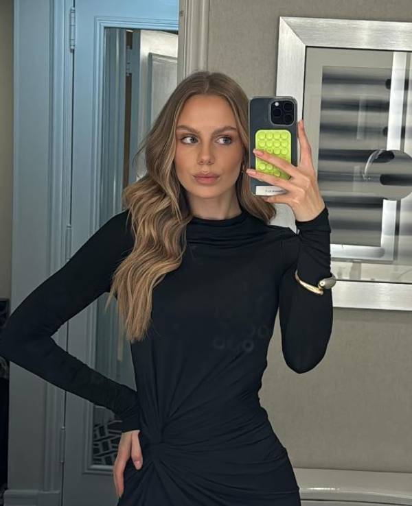 Laura „Abla“ Schmitt macht ein Spiegel-Selfie.