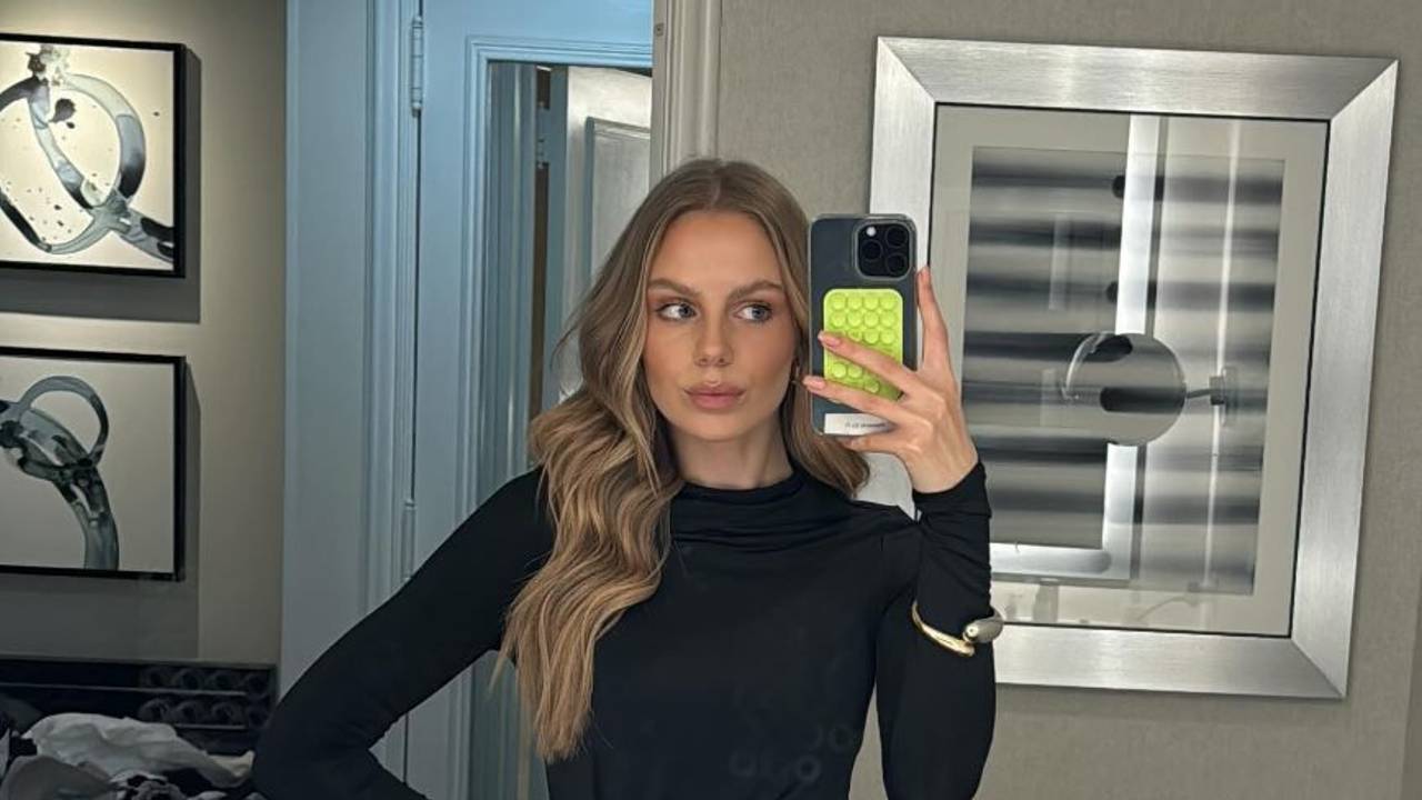 Laura „Abla“ Schmitt macht ein Spiegel-Selfie.