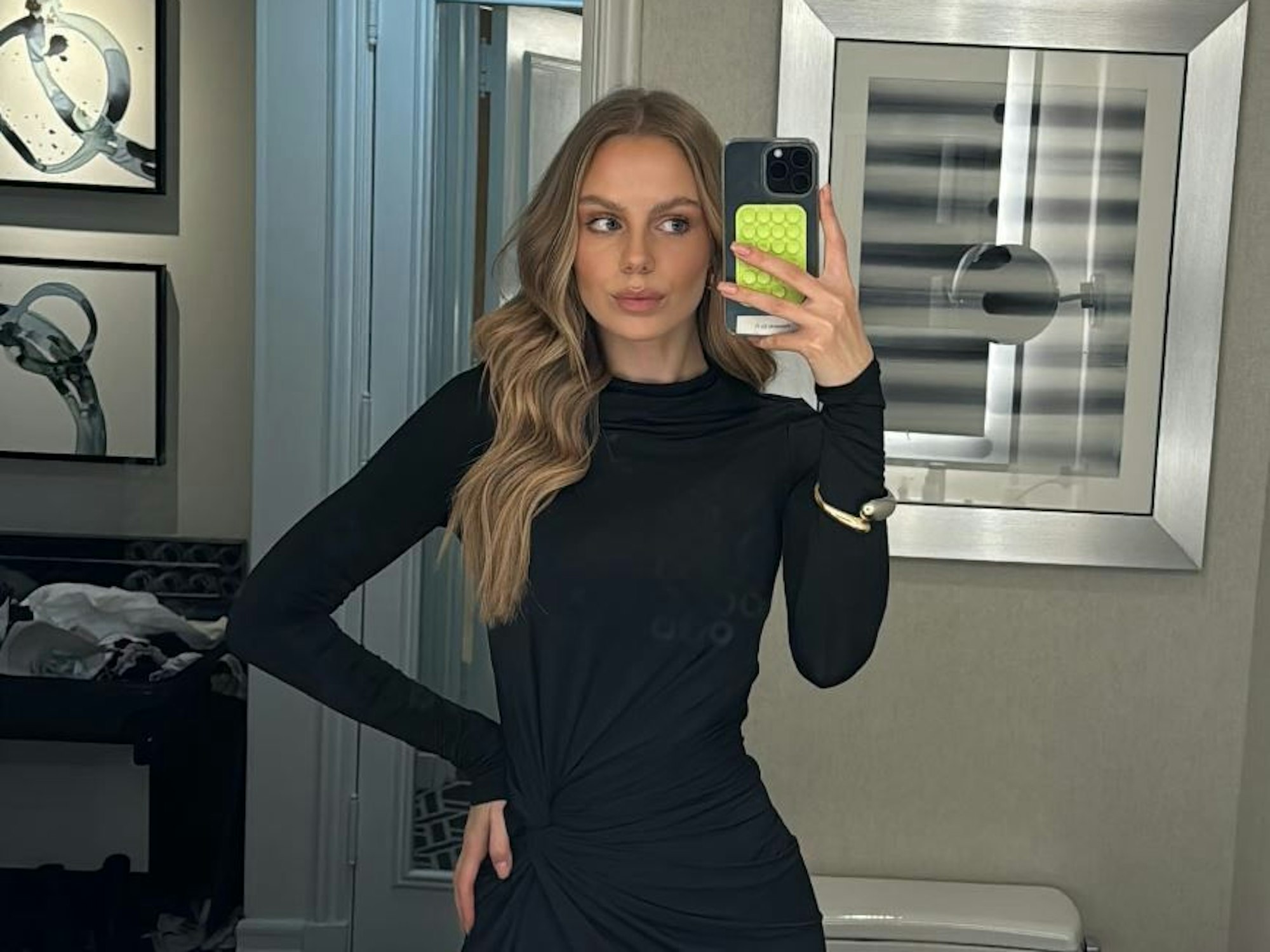 Laura Abla macht ein Spiegel-Selfie.