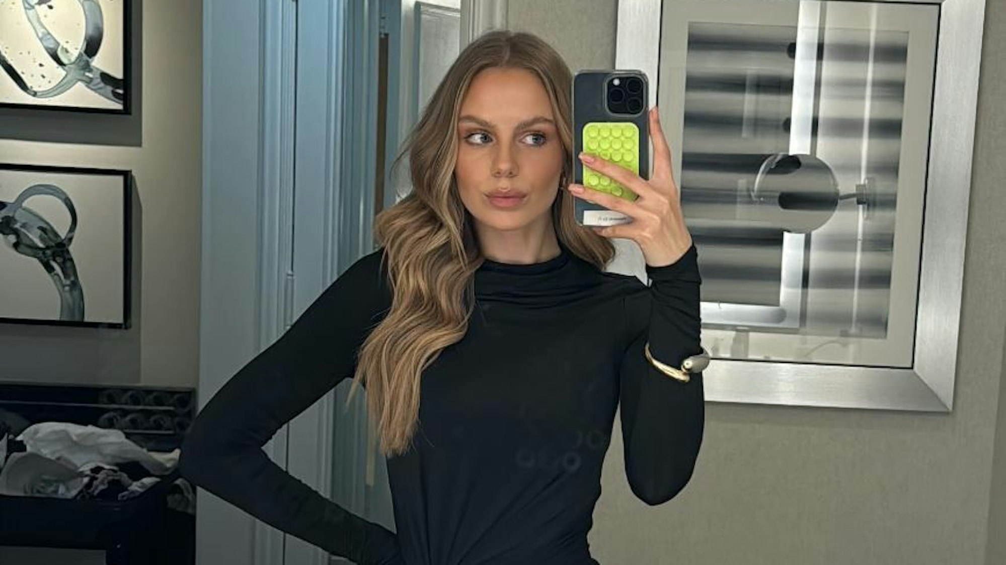 Laura „Abla“ Schmitt macht ein Spiegel-Selfie.