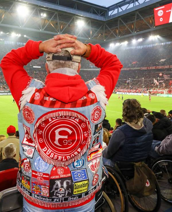 Ein Fan von Fortuna Düsseldorf schlägt die Hände über dem Kopf zusammen.