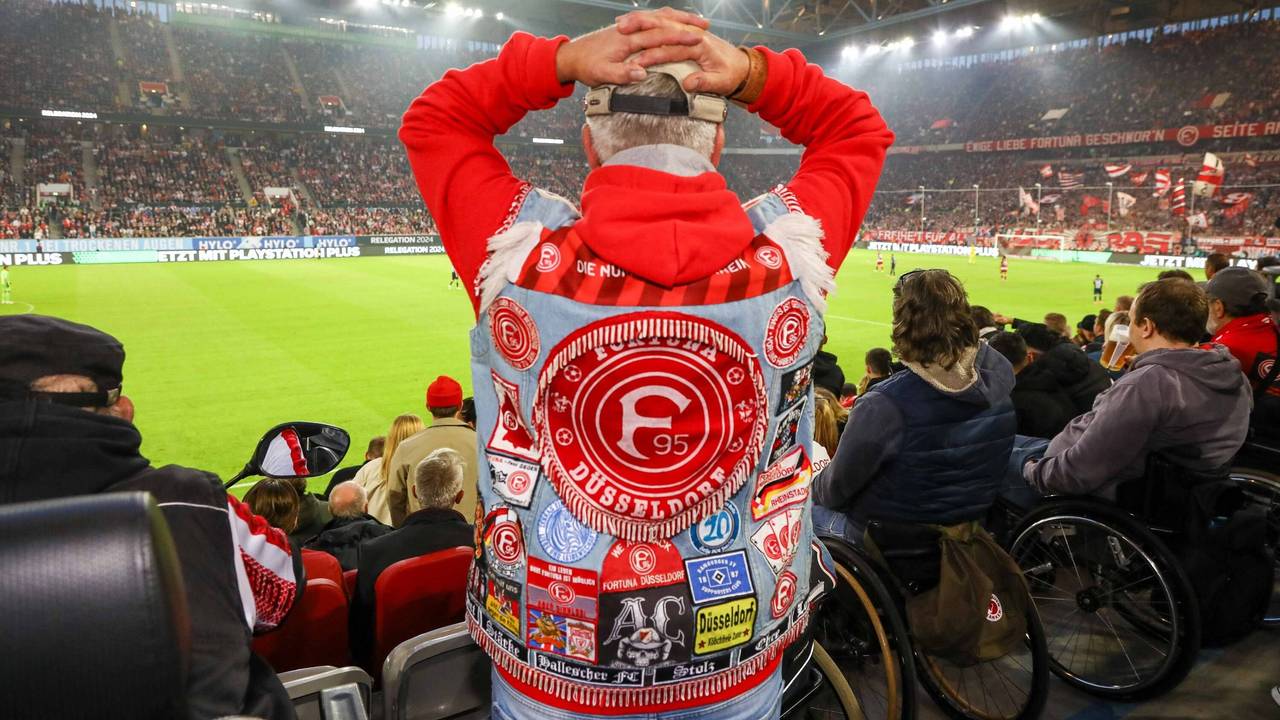Ein Fan von Fortuna Düsseldorf schlägt die Hände über dem Kopf zusammen.