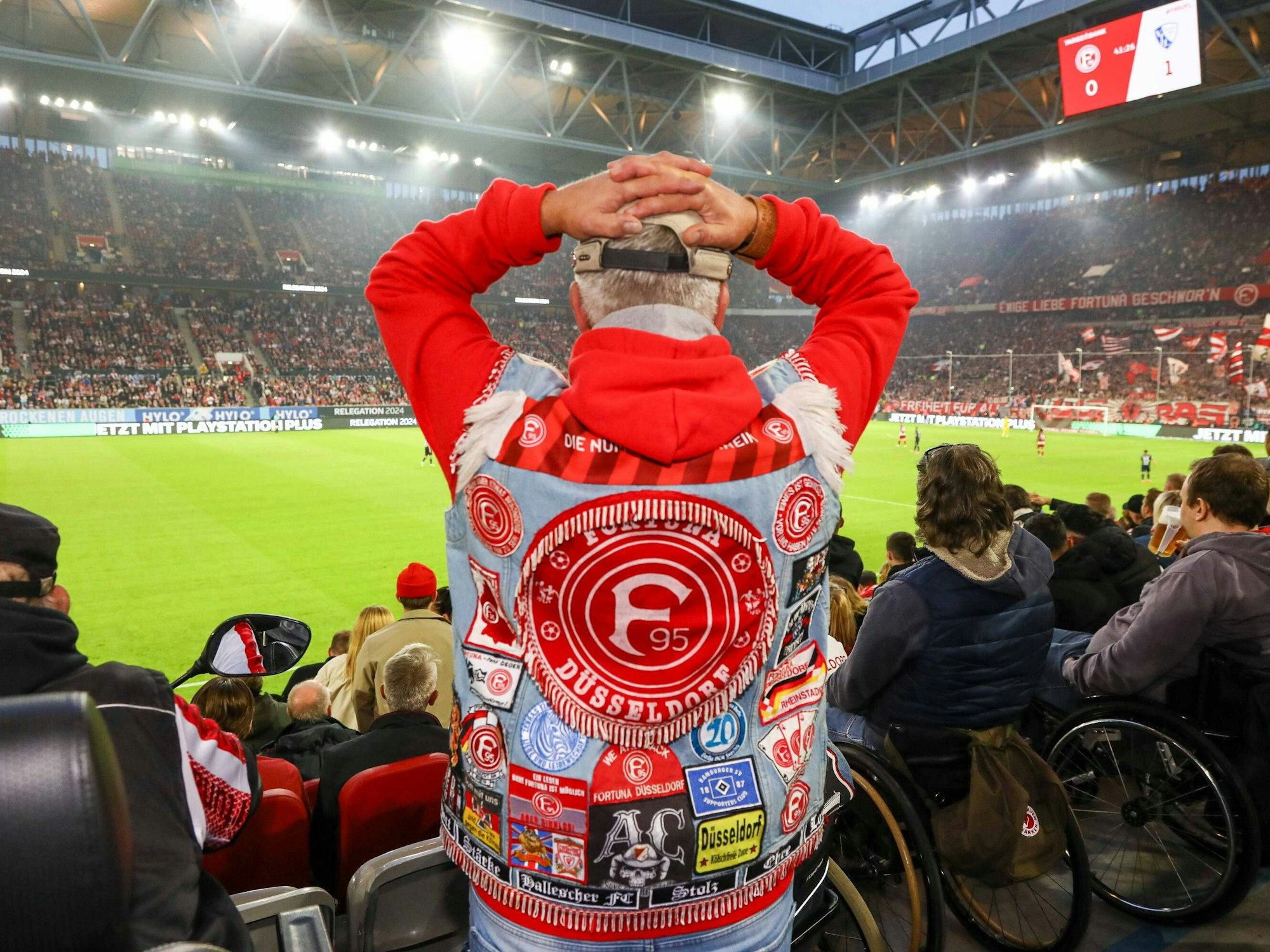 Ein Fan von Fortuna Düsseldorf schlägt die Hände über dem Kopf zusammen.