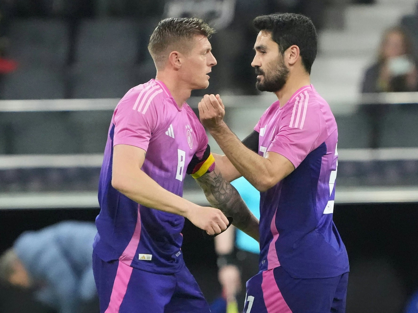 Ilkay Gündogan und Toni Kroos klatschen sich ab.