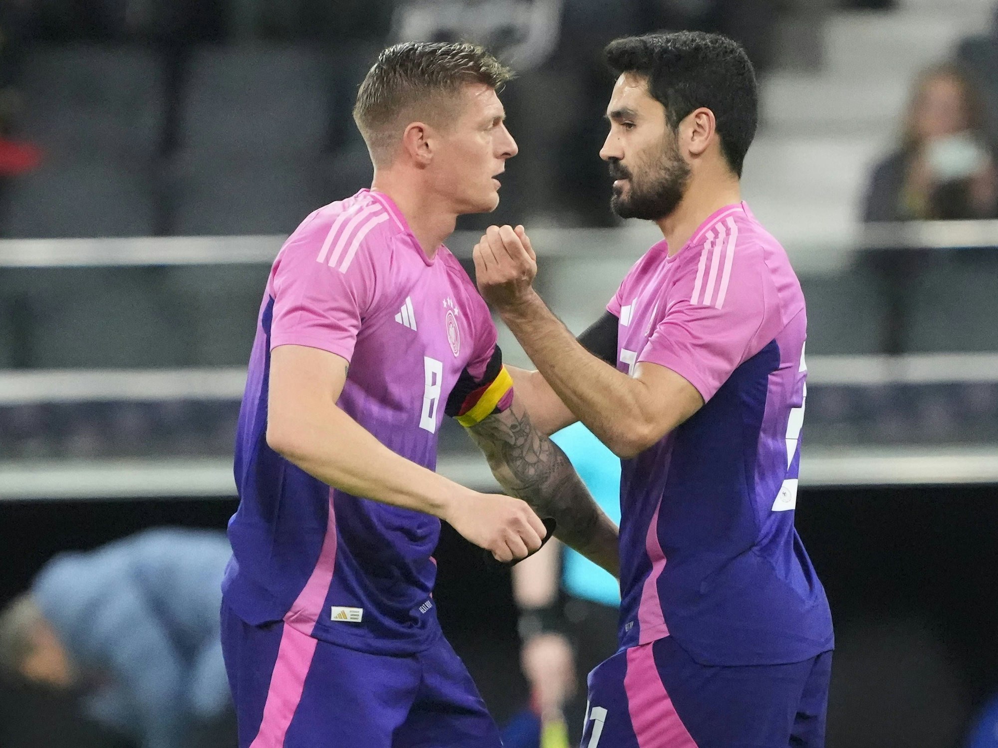 Ilkay Gündogan und Toni Kroos klatschen sich ab.