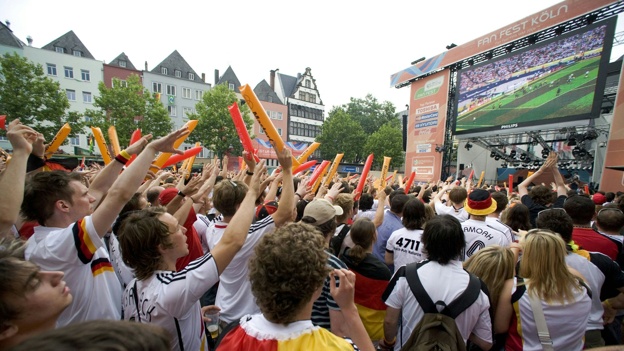 Deutsche Fans setzen auf dem Fanfest in Köln zu einer La-Ola-Welle an.