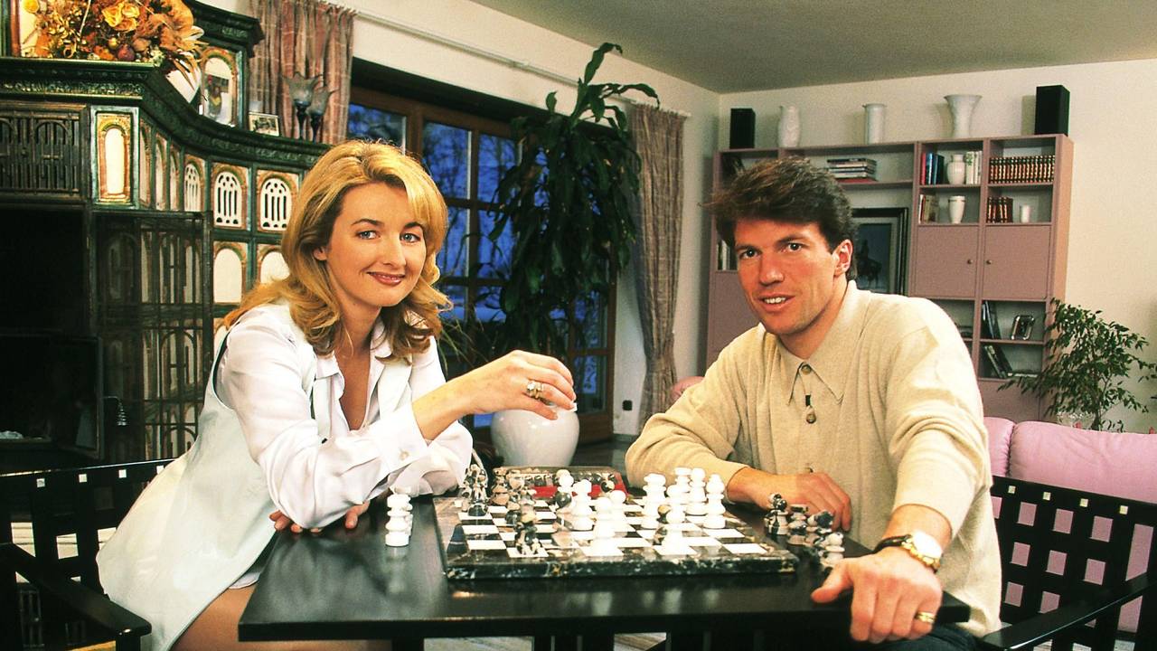 1996: Frauke Ludowig präsentiert den Bayern-Star Lothar Matthäus hautnah.