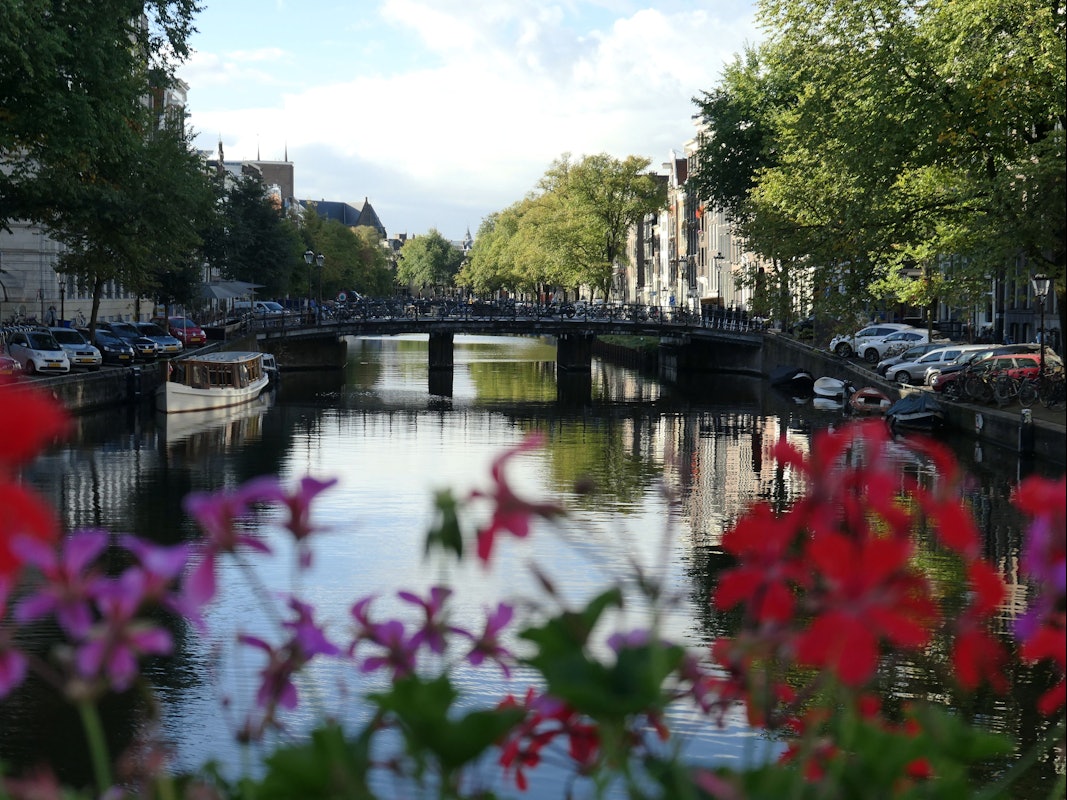 Gracht in Amsterdam - ein Ausflug auf dem Wasser ist hier besonders schön.