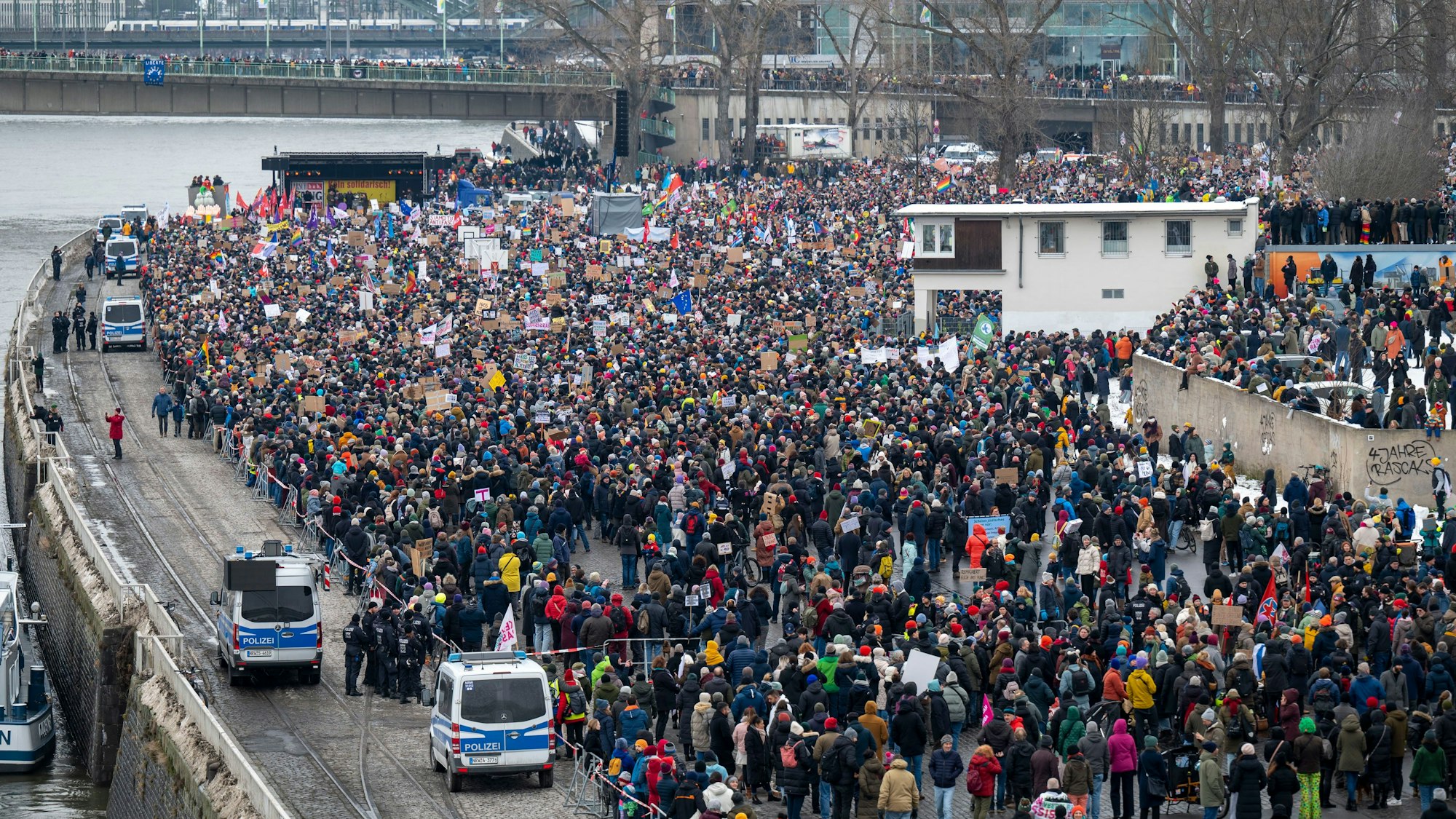 Großdemo gegen Rechts auf der Deutzer Werft.
