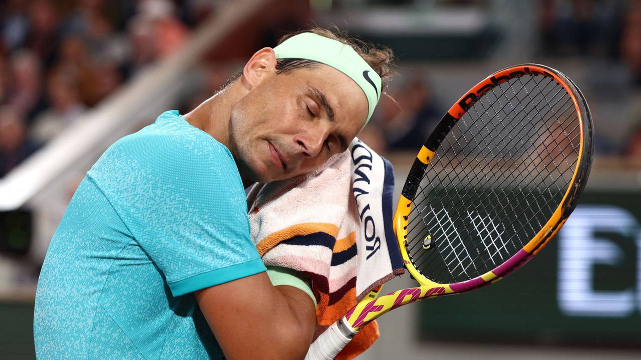 Rafael Nadal wischt sich mit einem Handtuch den Schweiß ab.