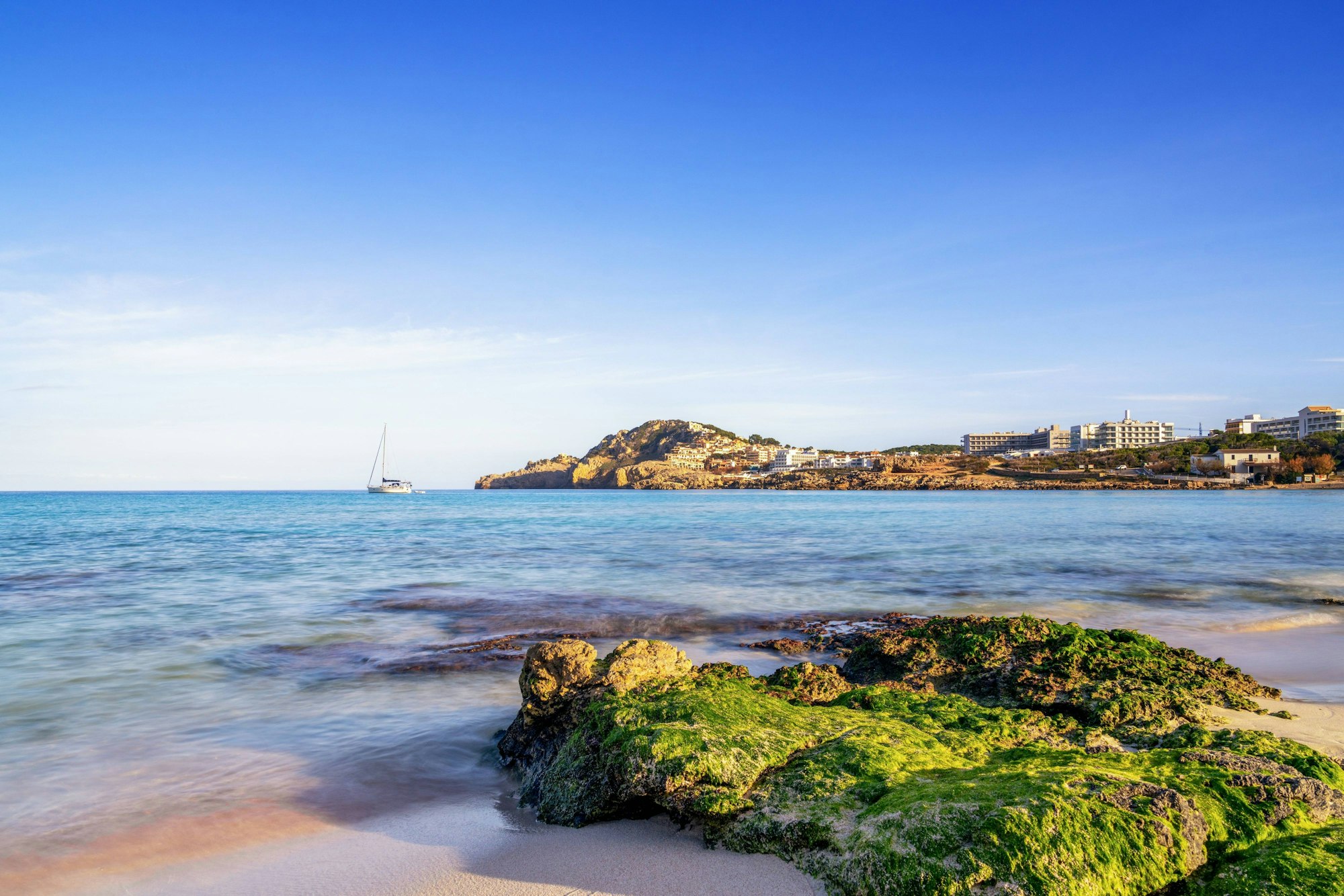 Ein Blick auf die idyllische Bucht von Cala Agulla auf Mallorca.