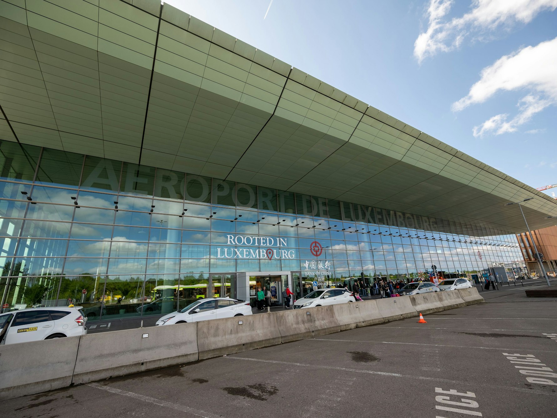 Der Luxemburger Flughafen Findel von außen.