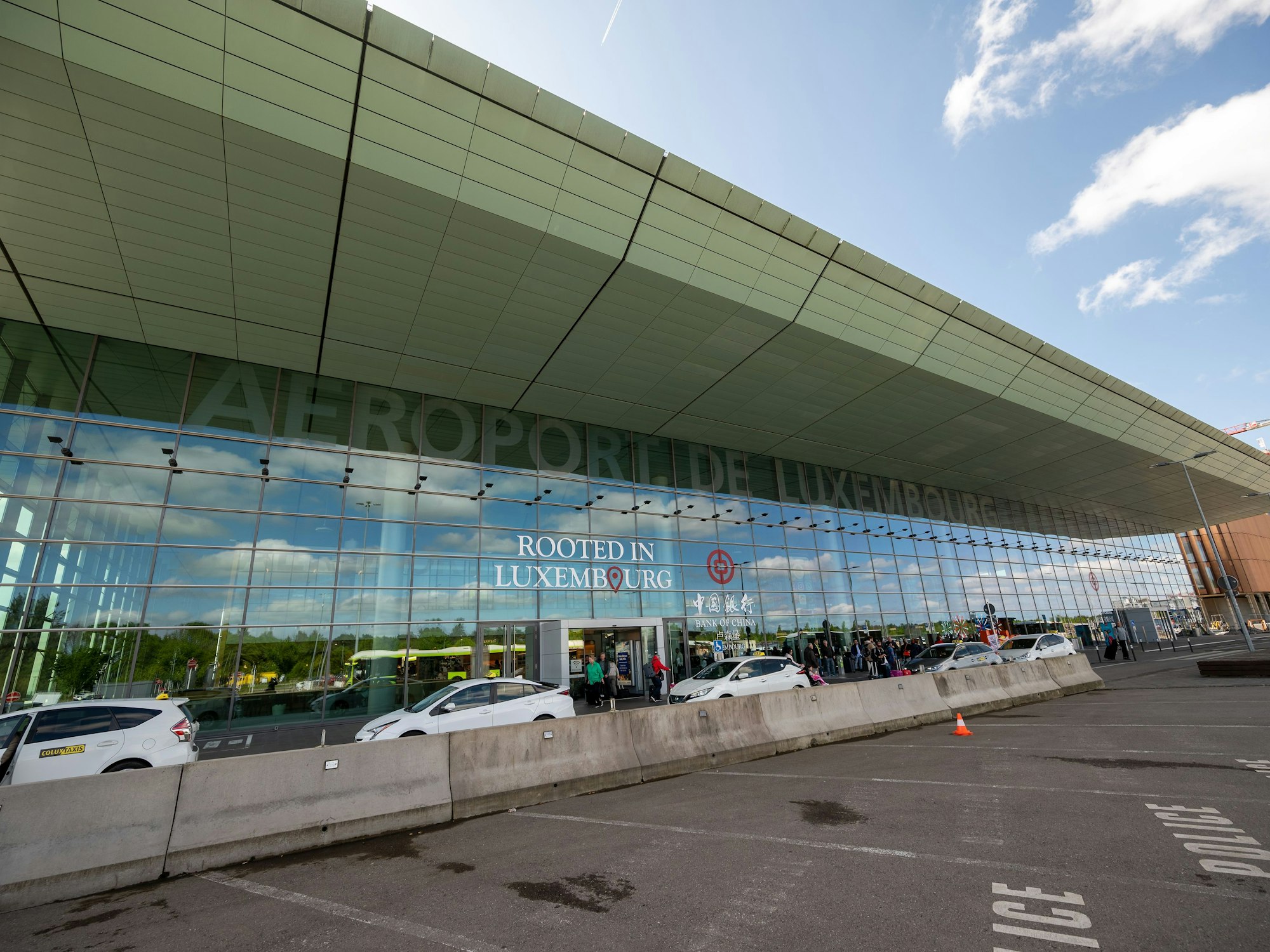 Der Luxemburger Flughafen Findel von außen.