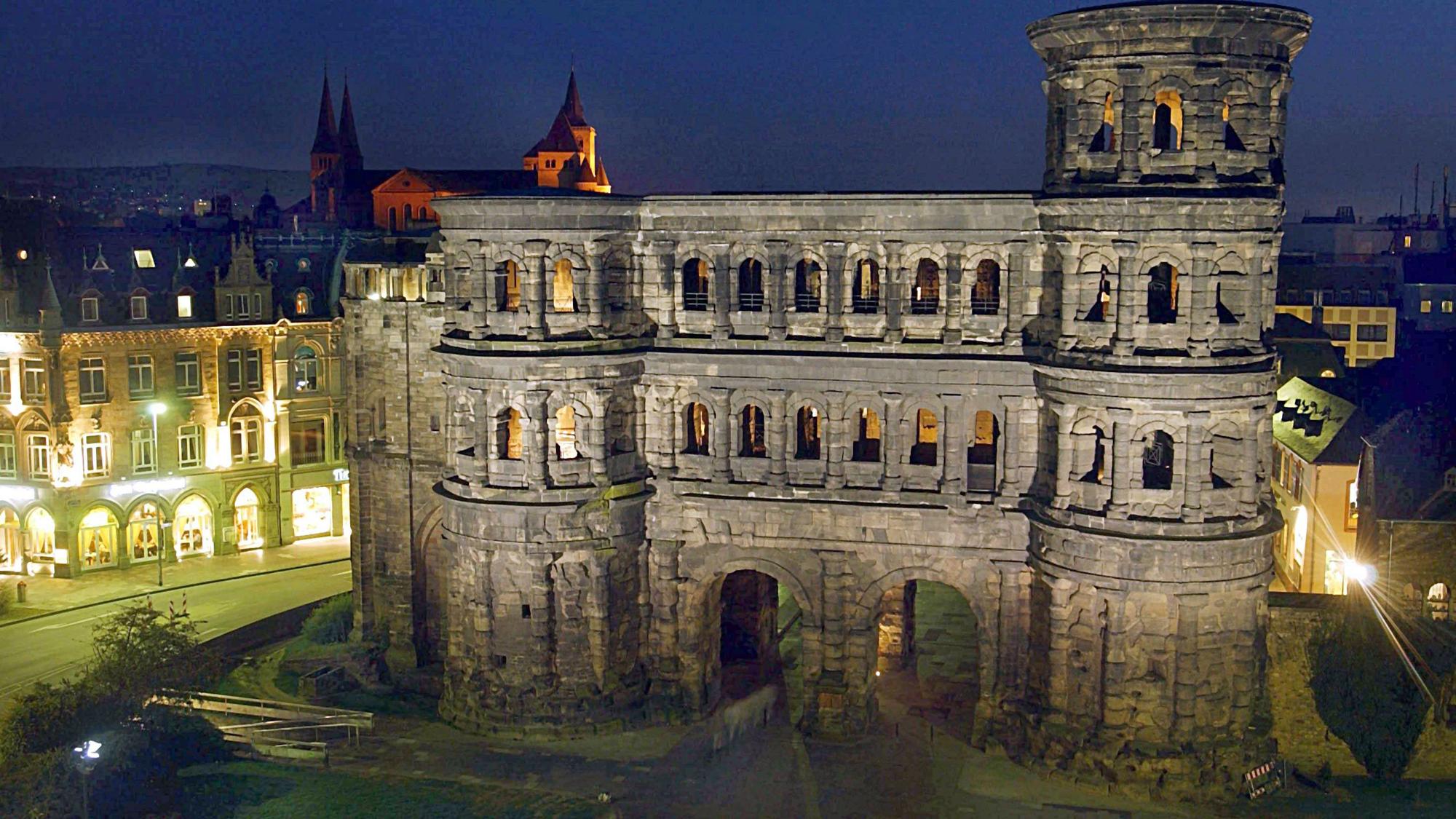 Die beleuchtete Porta Nigra in Trier (Archivfoto von 2003)