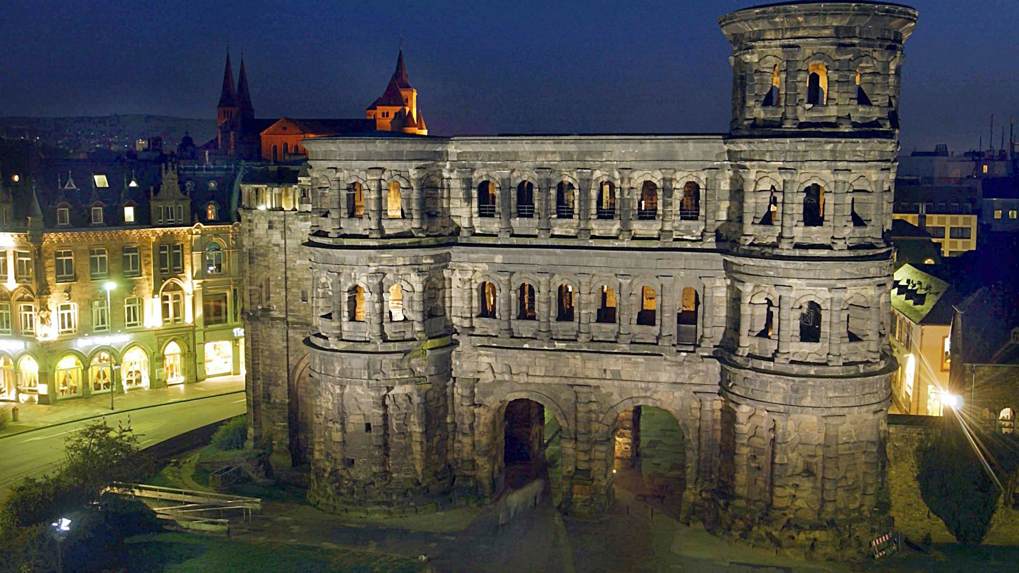 Die beleuchtete Porta Nigra in Trier (Archivfoto von 2003)