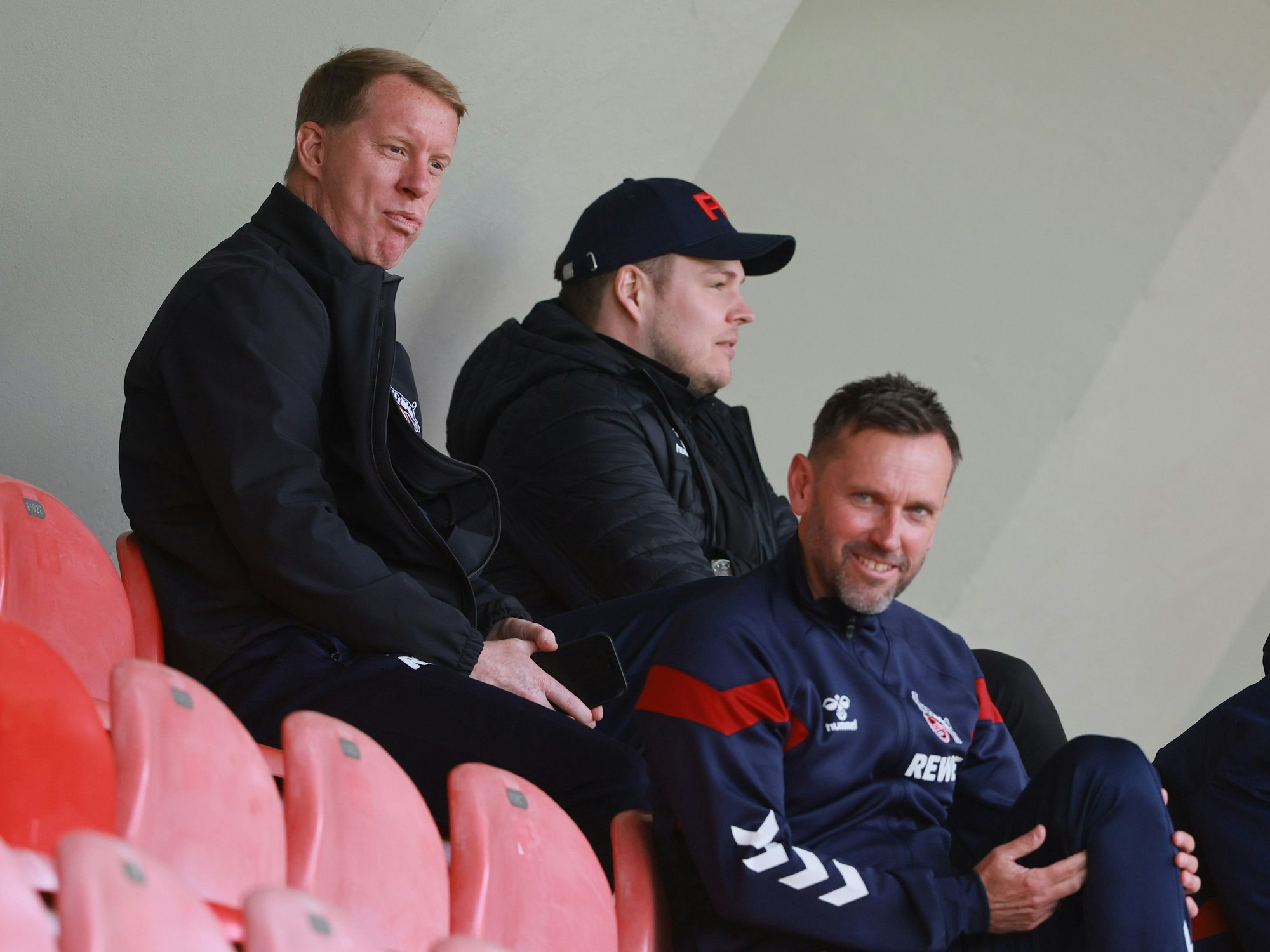 1. FC Köln Amateure (U21) gegen Rot-Weiß Oberhausen, Regionalliga West. Unter den Zuschauern von links: Timo Schultz, Lukas Berg, Andre Pawlak (1. FC Köln).