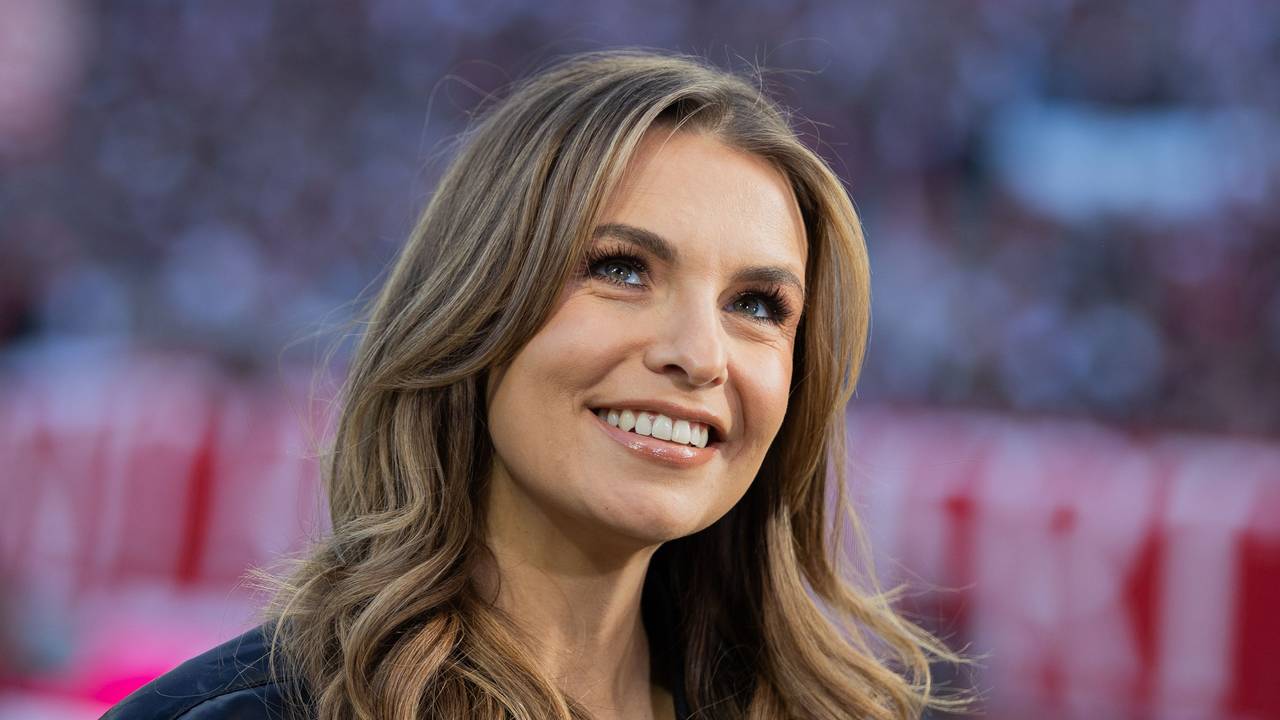 Laura Wontorra beim Bundesligaspiel des 1. FC Köln gegen Bayer Leverkusen