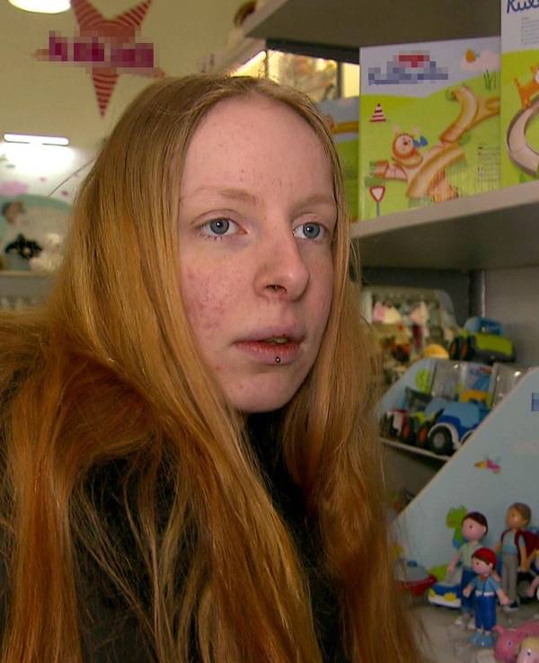 Das Foto stammt aus der RTLZWEI-Dokusoap „Armes Deutschland“ und zeigt Protagonistin Michelle in einem Geschäft vor einem Regal mit Babyartikeln.