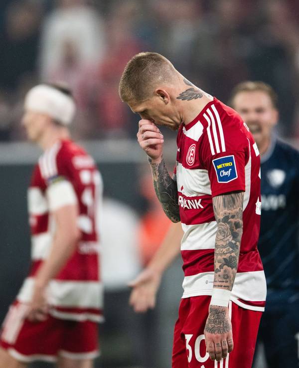 Emmenuel Iyoha und Jordy de Wijs trauern um den verspielten Bundesliga-Aufstieg.